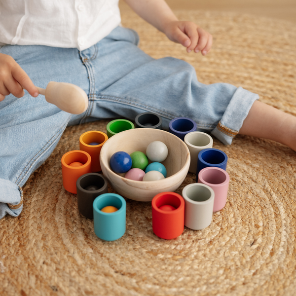 Il bambino si annoia? Cosa possiamo fare, le 10 regole d'oro e 39 attività Montessori da inserire assolutamente nel suo spazio giochi, che lo intretterrano e incuriosiranno catturando la sua attenzione.