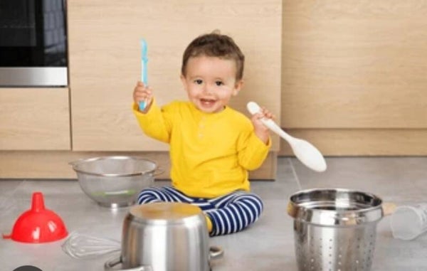 Giocare senza giochi, una guida essenziale per sapere come intrattenere il proprio bambino in assenza di giochi.