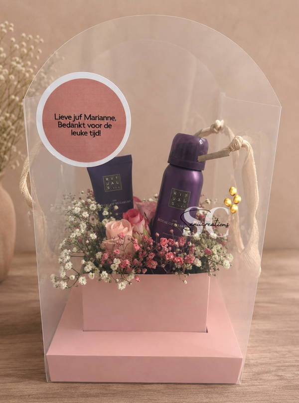Gepersonaliseerde roze cadeautasjes met bloemen en Rituals giftset