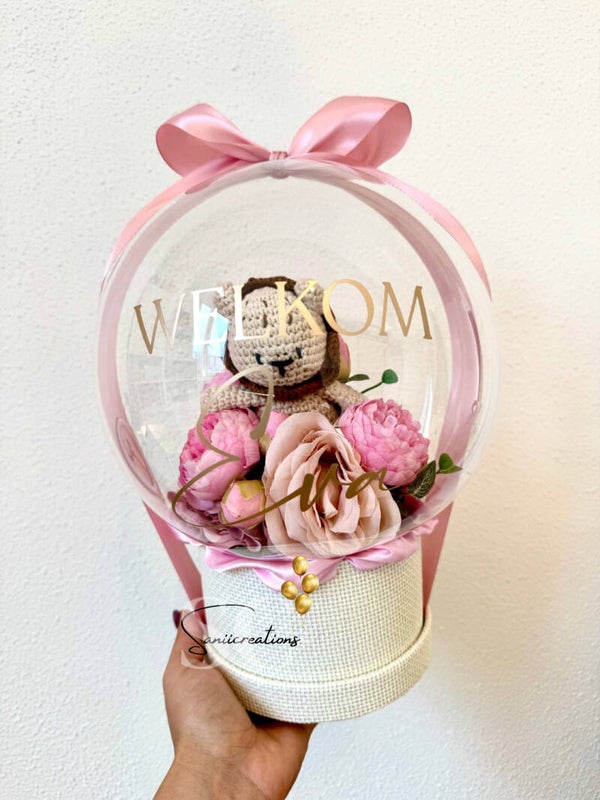 Gepersonaliseerde Geboorteballon met Gehaakt Knuffeldier en Bloemen – Luxe Kraamcadeau Meisje
