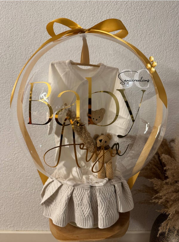 Luxe Geboorteballon met Babykleding, Gehaakte Knuffel & Naam – Gepersonaliseerd Kraamcadeau
