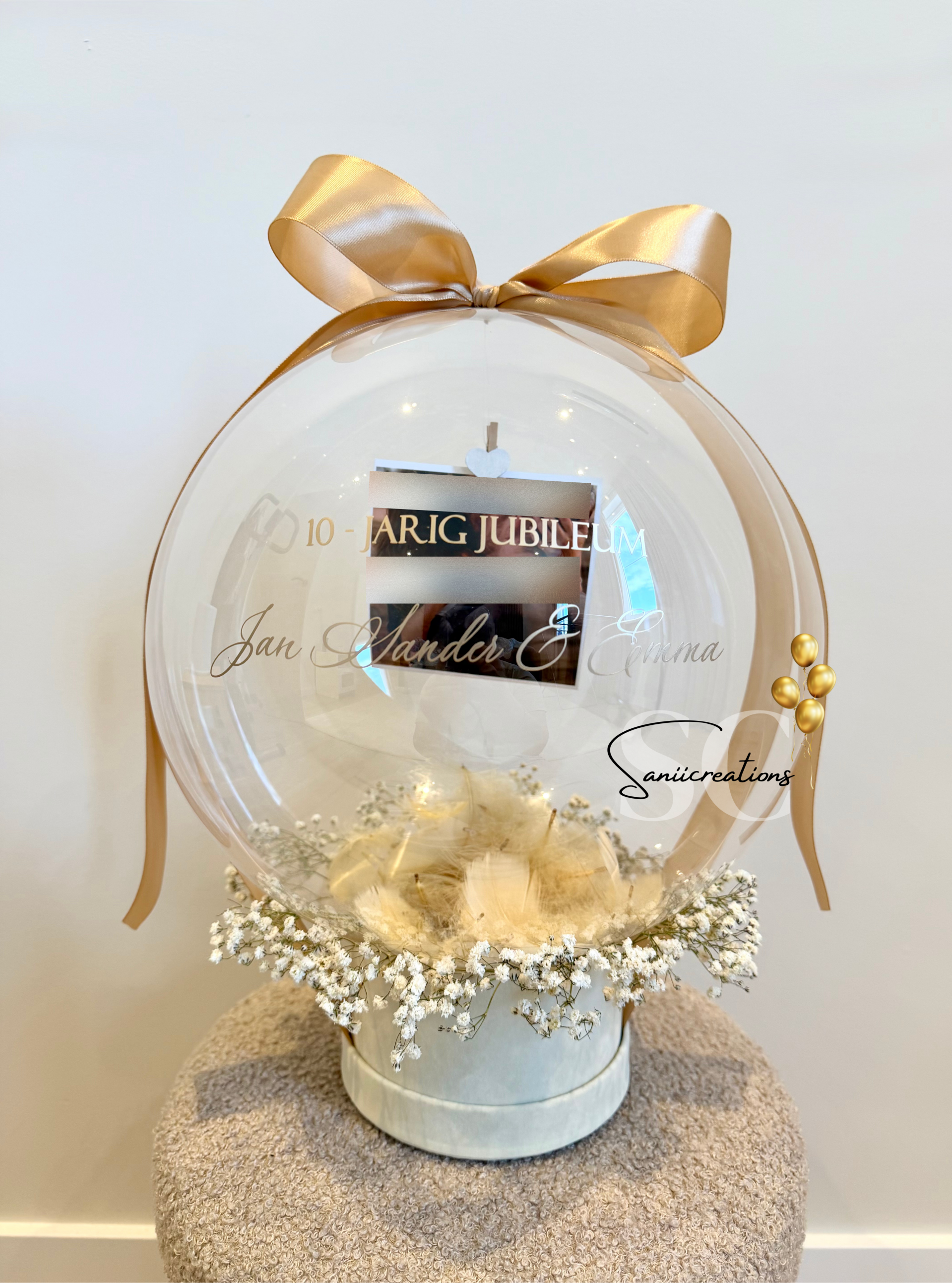Luxe Herinneringsballon met Gouden Strik – Gepersonaliseerde decoratie met Foto en Bloemen