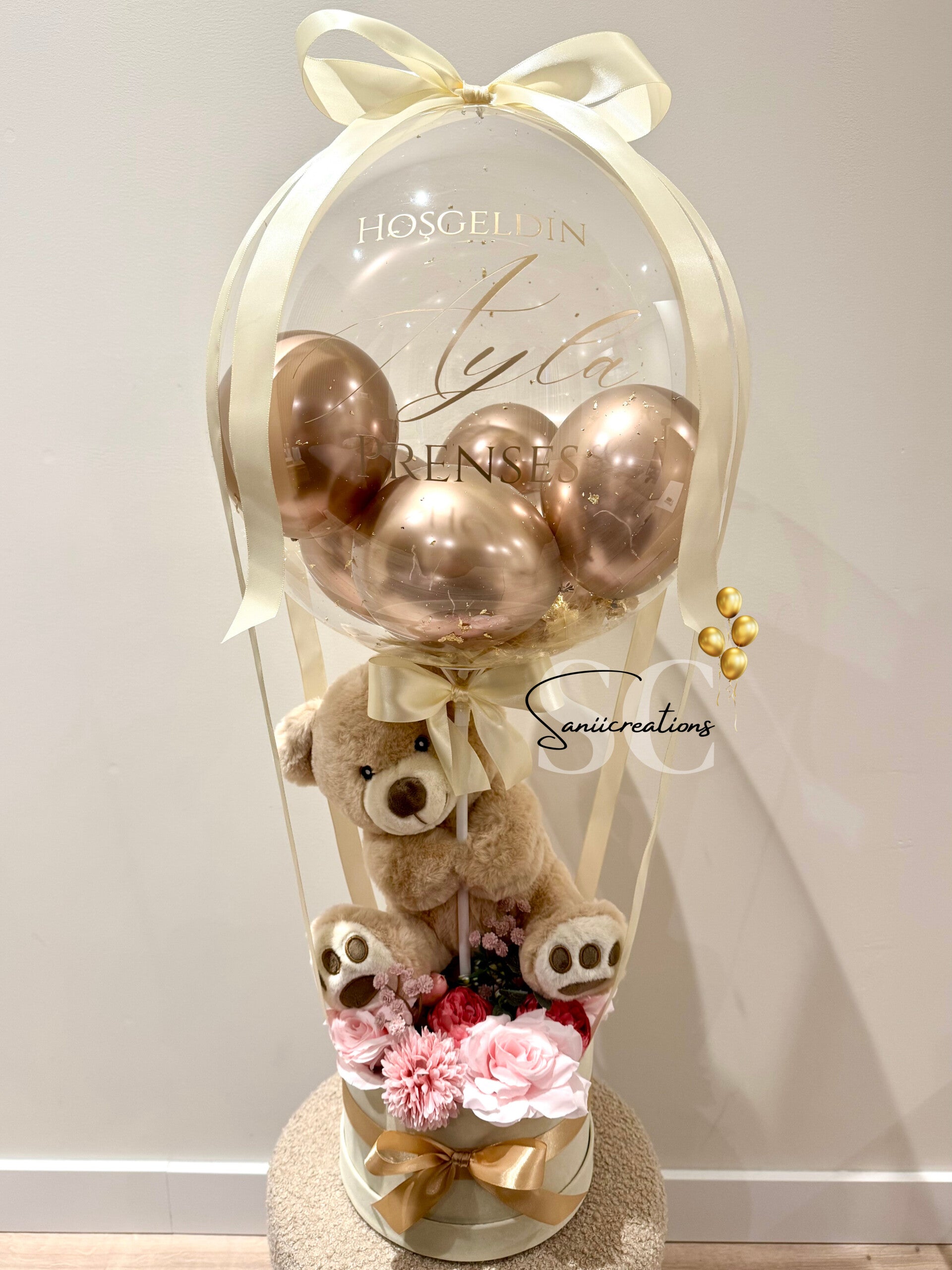 Gepersonaliseerd Kraamcadeau met Knuffelbeer en Bloemen in Neutrale Tinten