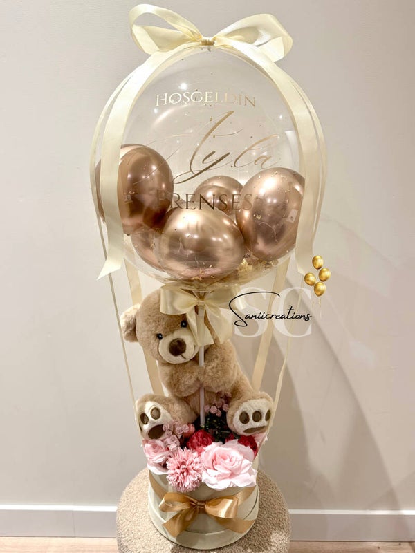 Gepersonaliseerd Kraamcadeau met Knuffelbeer en Bloemen in Neutrale Tinten