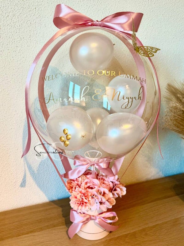 Gepersonaliseerde Hot Air Ballon met Naam, ballonnen en Bloemen – Luxe Welkom Baby Cadeau