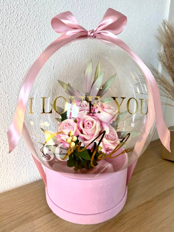 Valentijnballon met boeket op doos