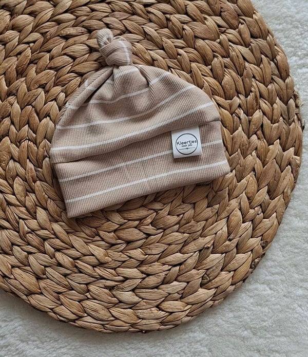 Mutsje beige streep