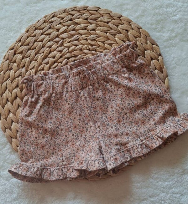 Kort broekje met ruches bloemen cacao