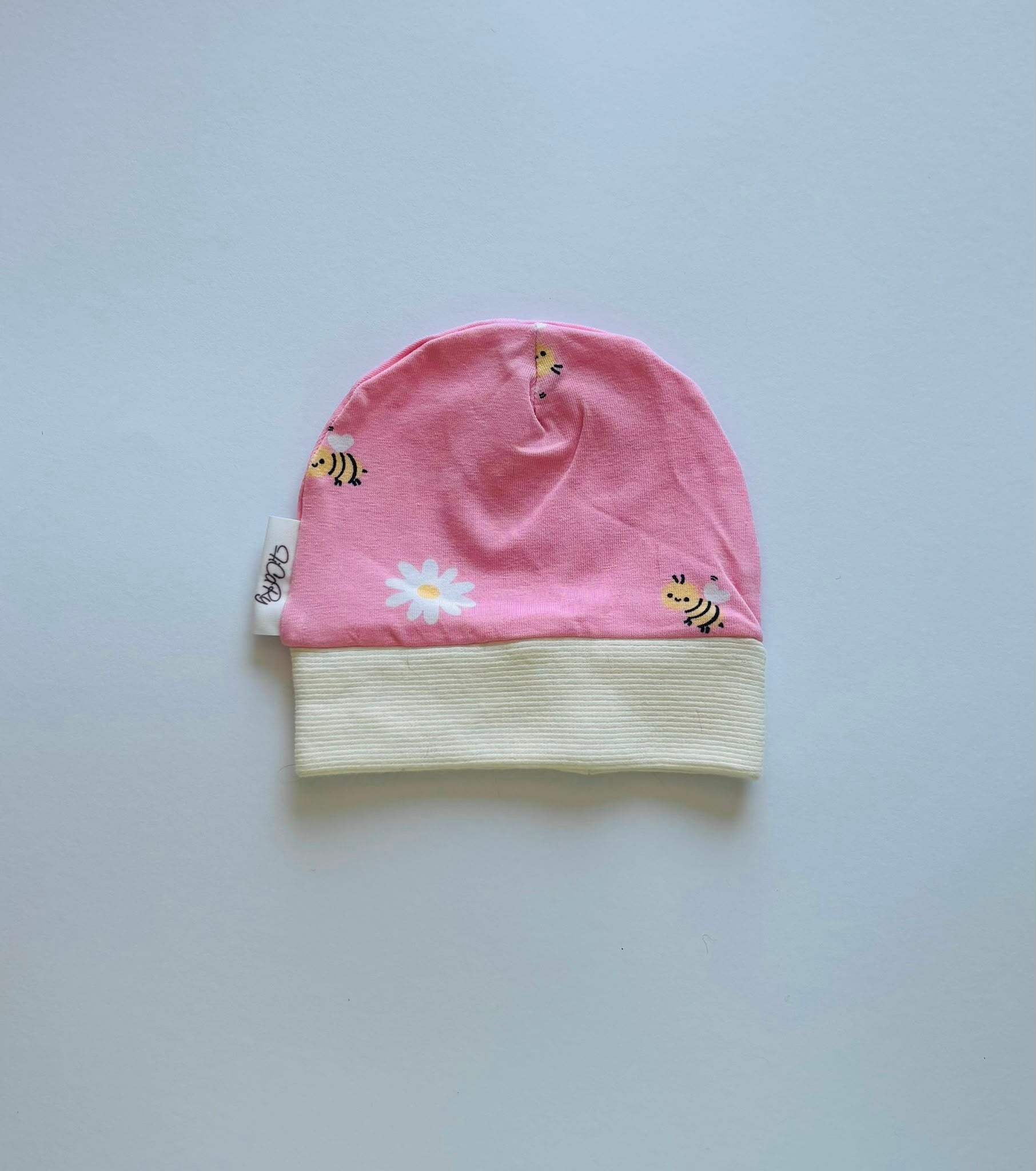 Mutsje meisje roze met bijtjes