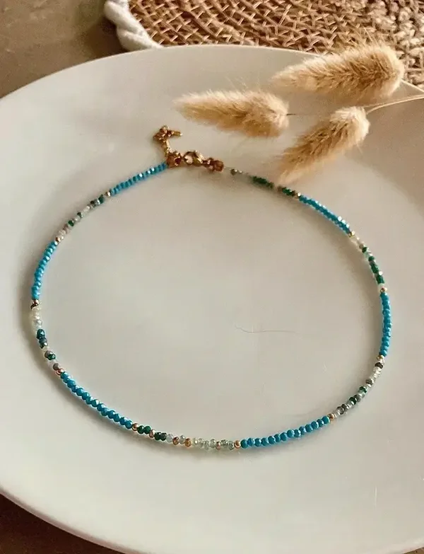 Lichtblauwe kralenketting met goud – boho zomerse damesketting RVS 316L