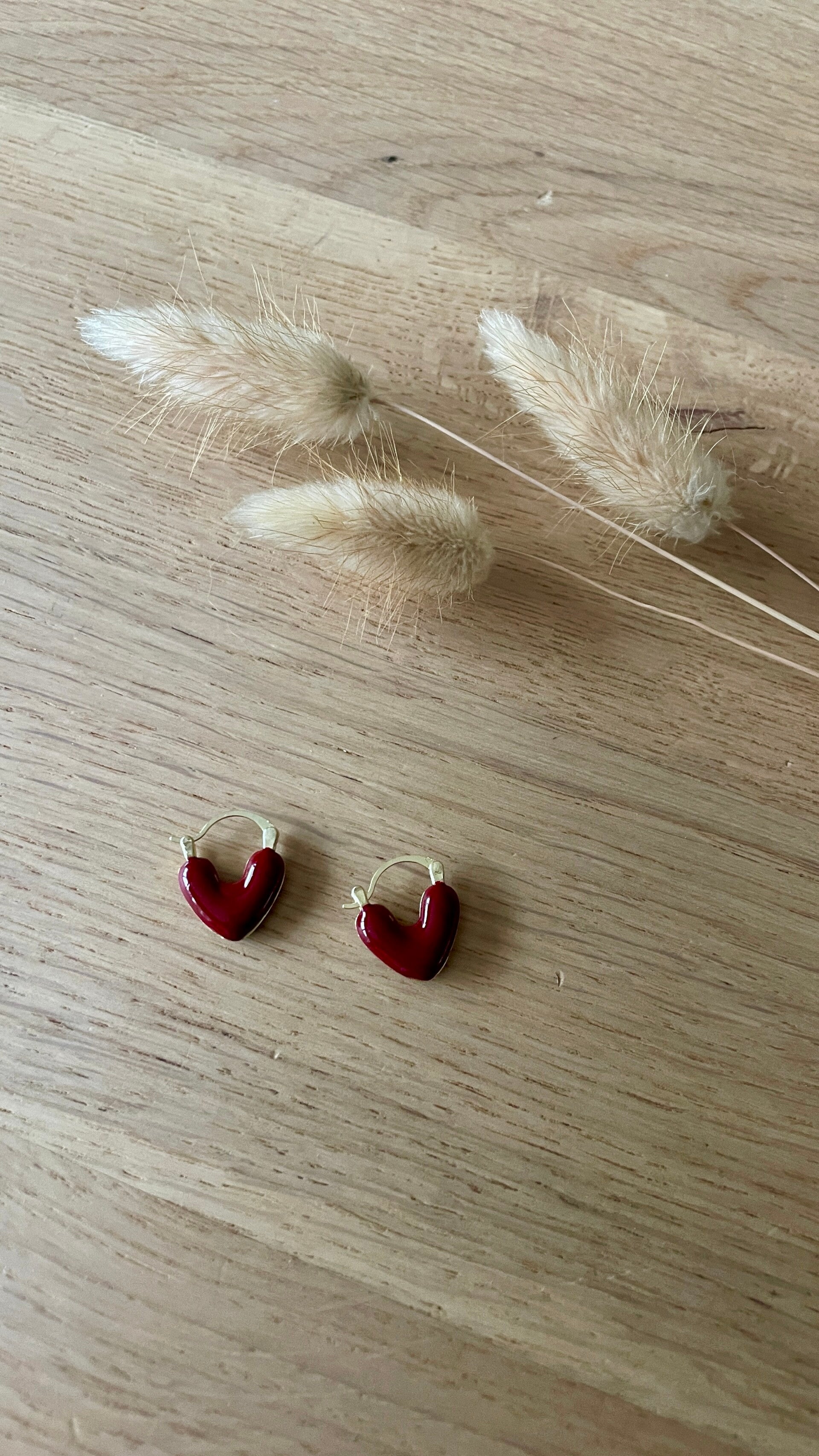 Bordeaux Hart Oorbellen – Wijnrood Resin | Retro & Elegante Dames Oorbellen
