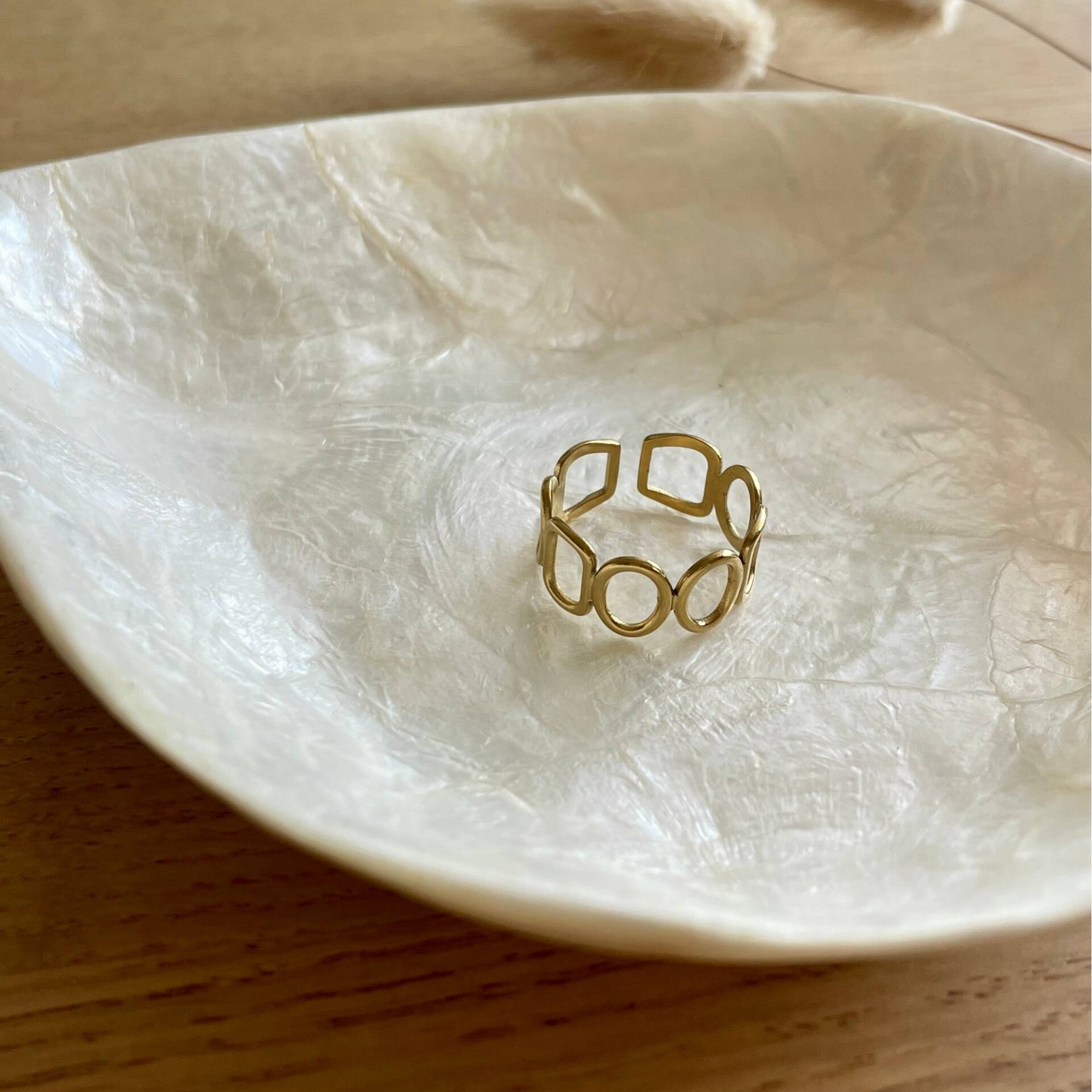 Minimalistische gouden ring met moderne twist
