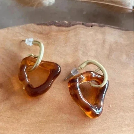 Amber Driehoek Oorbellen – Resin Geometrisch Design | Lichtgewicht Minimal Statement Earrings