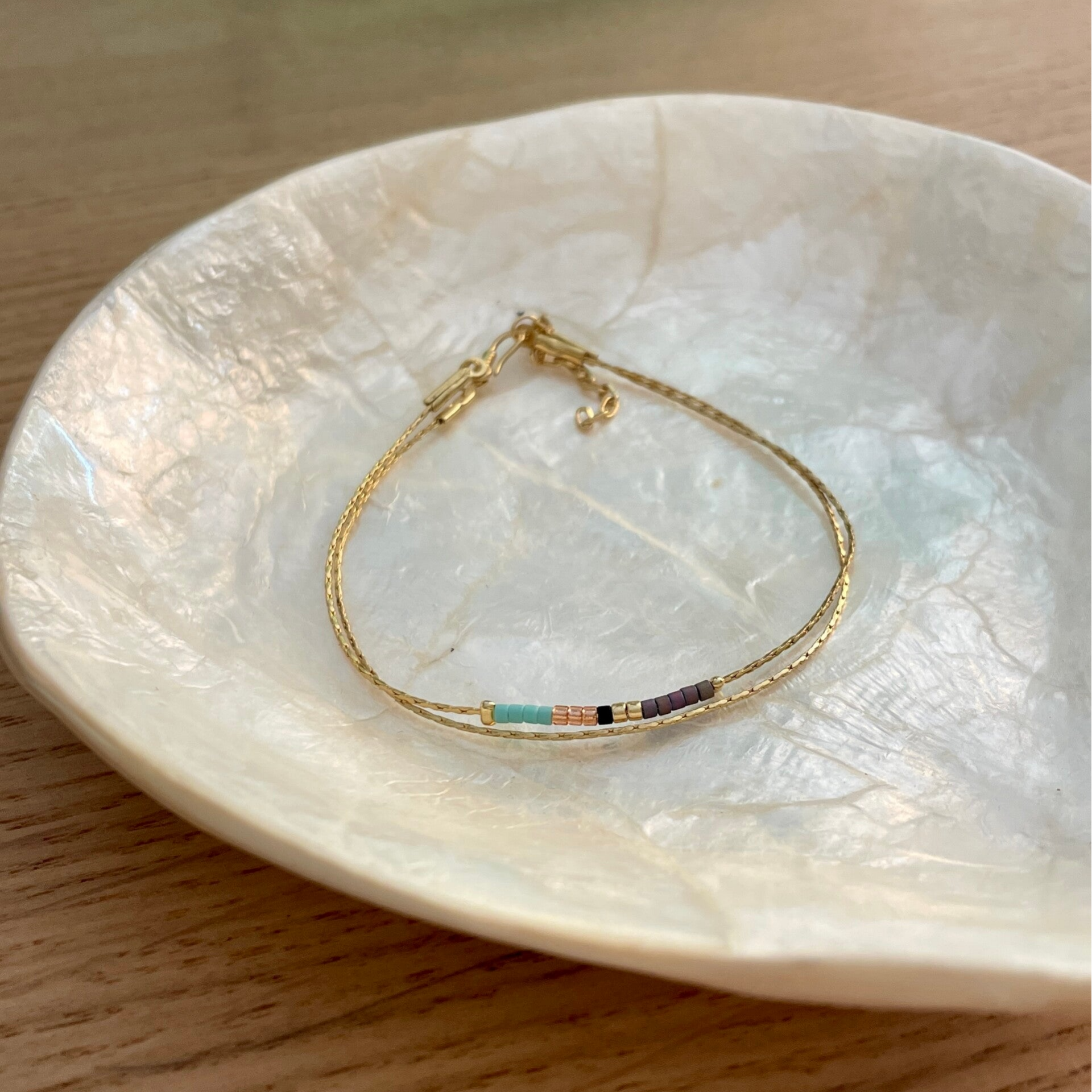 Minimalistische Miyuki armband goud met pastel kralen | verstelbaar dames armbandje