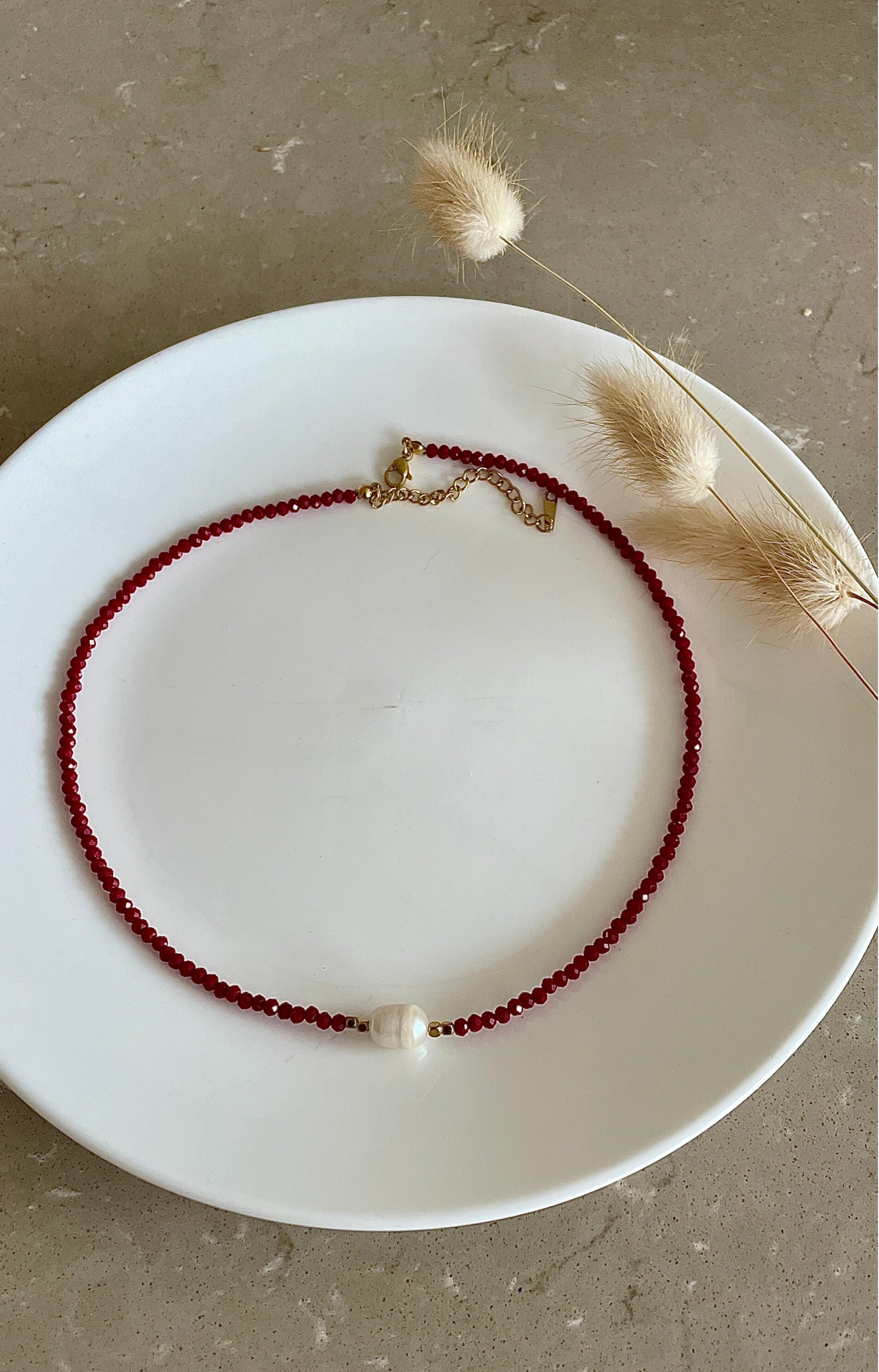 Wijnrode korte ketting met parel & gouden details