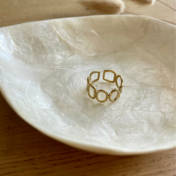 Minimalistische gouden ring met moderne twist