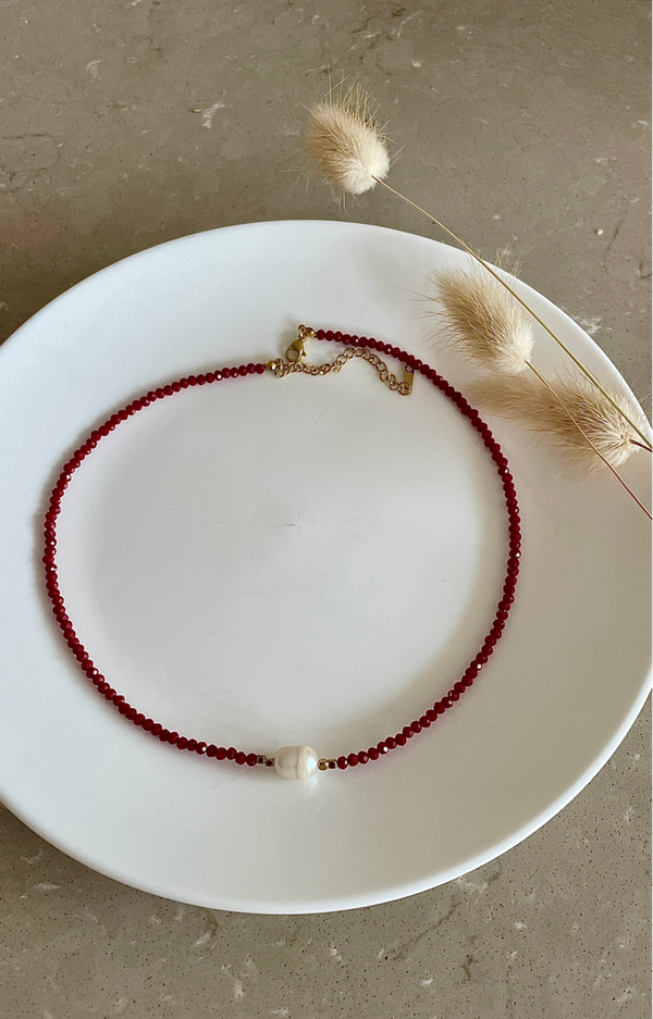 Wijnrode korte ketting met parel & gouden details