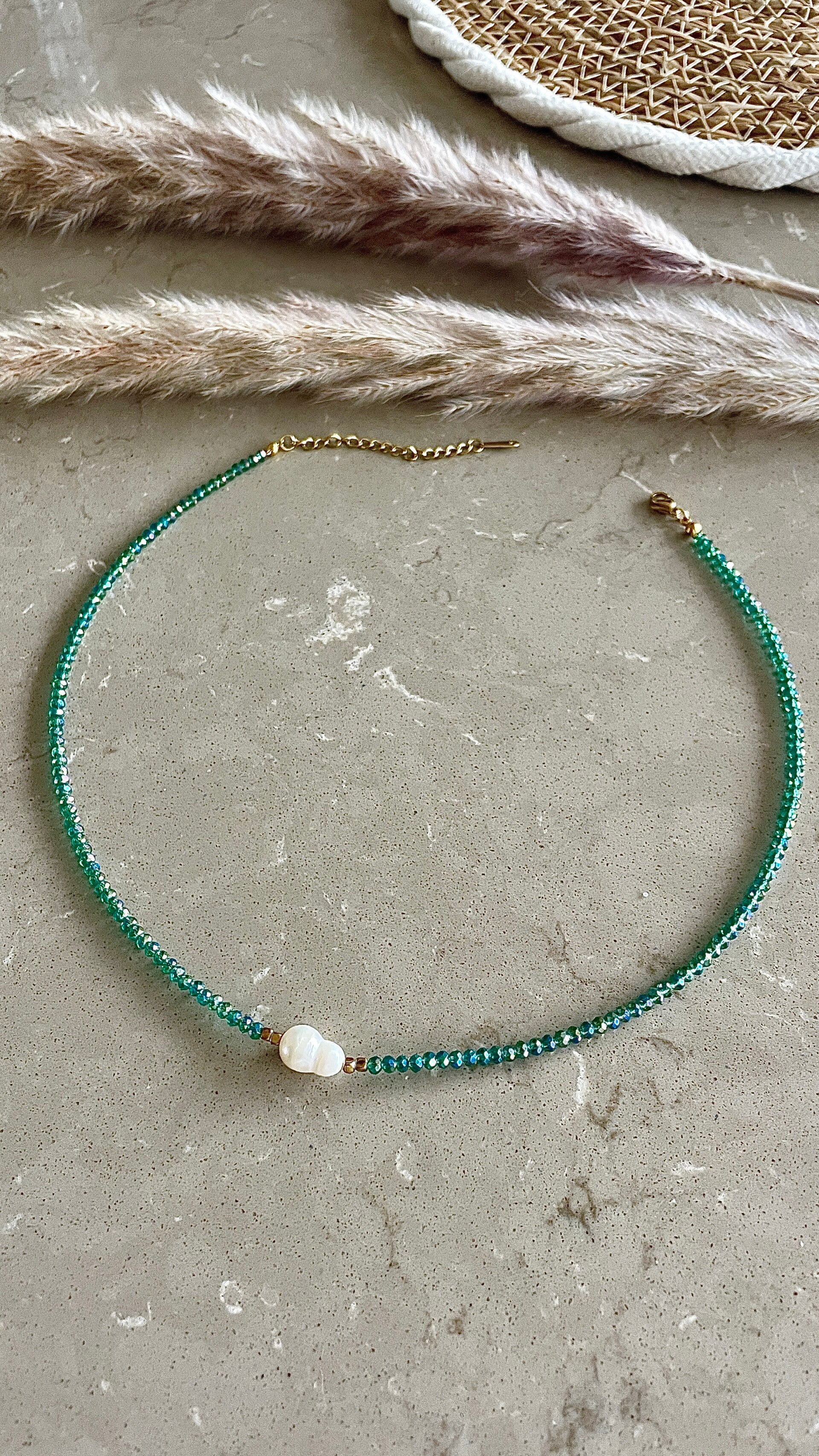 Donkergroen turquoise kralenketting met parel – boho damesketting RVS
