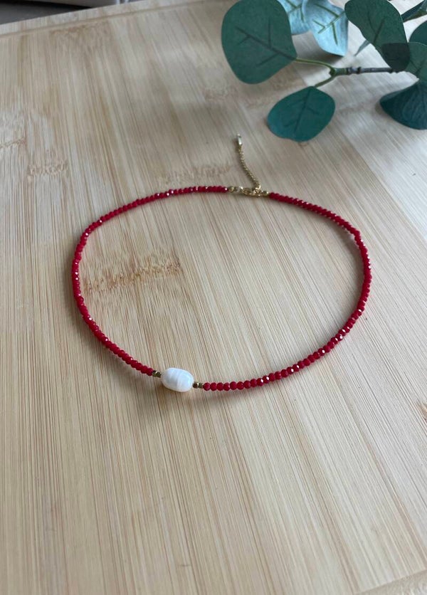 Rode korte ketting met parel & gouden kraaltjes (40 + 5 cm)