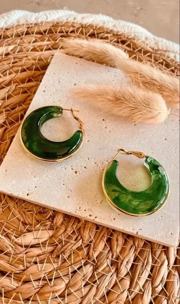 Donkergroene Oorbellen met Goud – Resin & Stainless Steel 3,5 cm