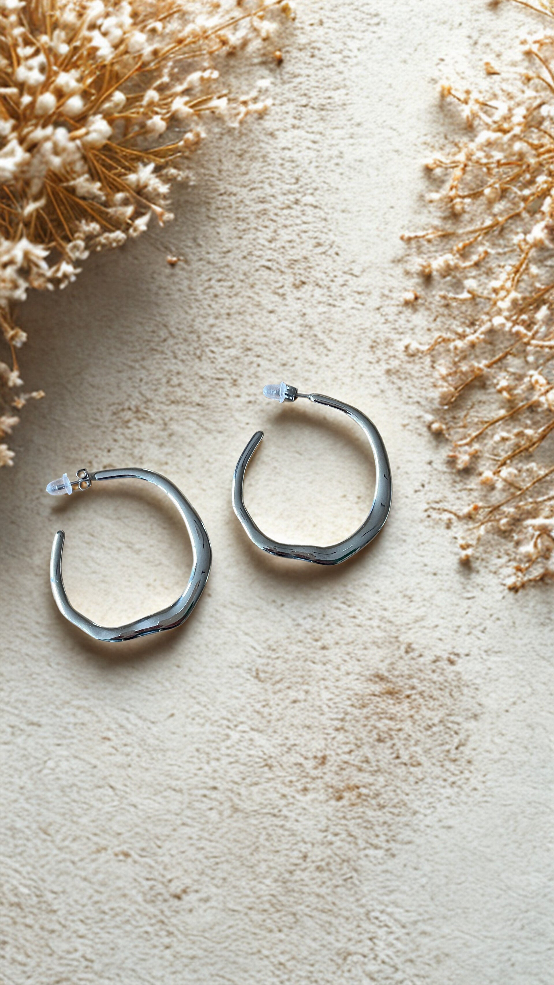 Zilveren huggie oorbellen – waterproof RVS minimal hoops (38 x 41 mm)