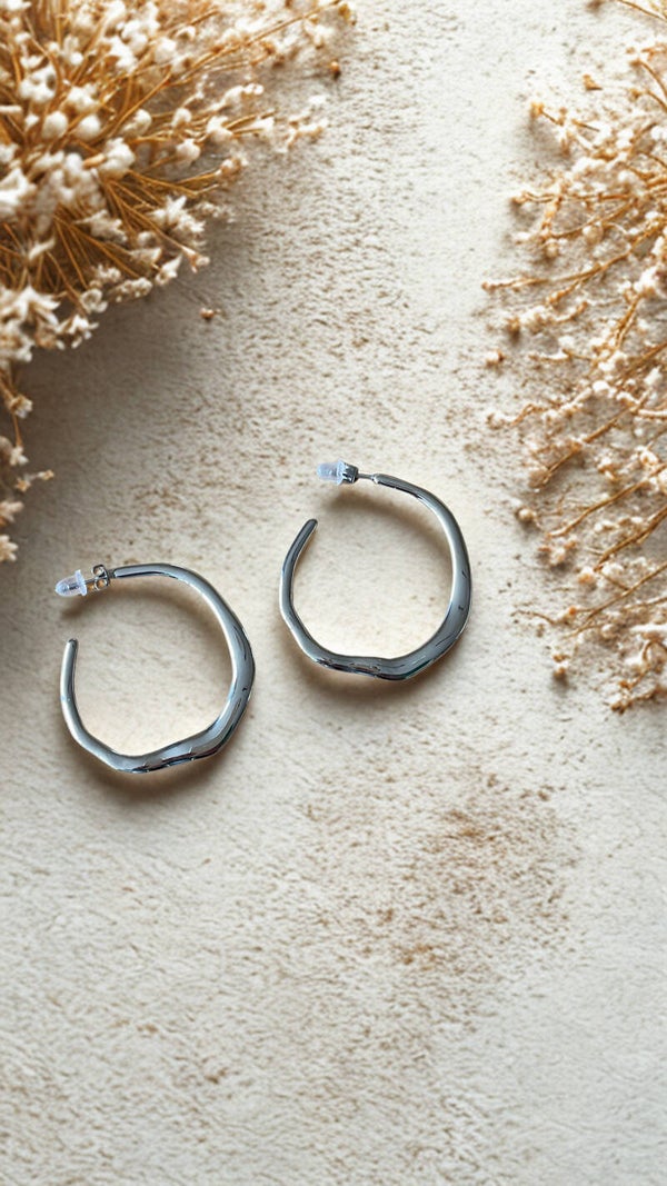 Zilveren huggie oorbellen – waterproof RVS minimal hoops (38 x 41 mm)