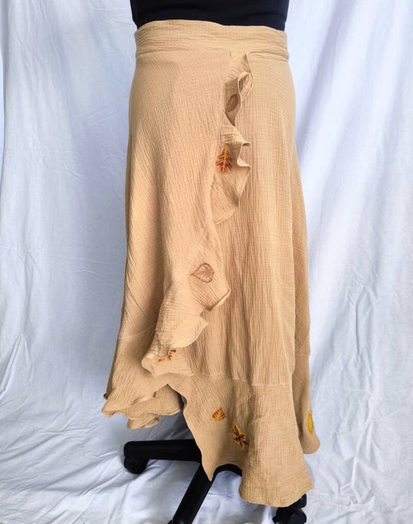 Herbstzeit – handgefertigter Musselin-Wickelrock mit herbstlichen Stickdetails
