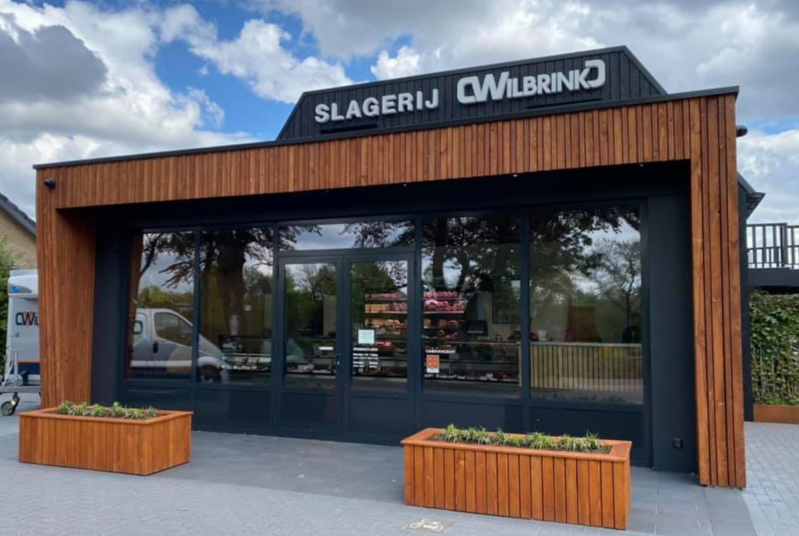 Slagerij Wilbrink in Otterlo Bestel ook de lekkerste hapjes zoals: partypan, hapjesschaal, tapasplank, of een opgemaakte rundvleessalade.