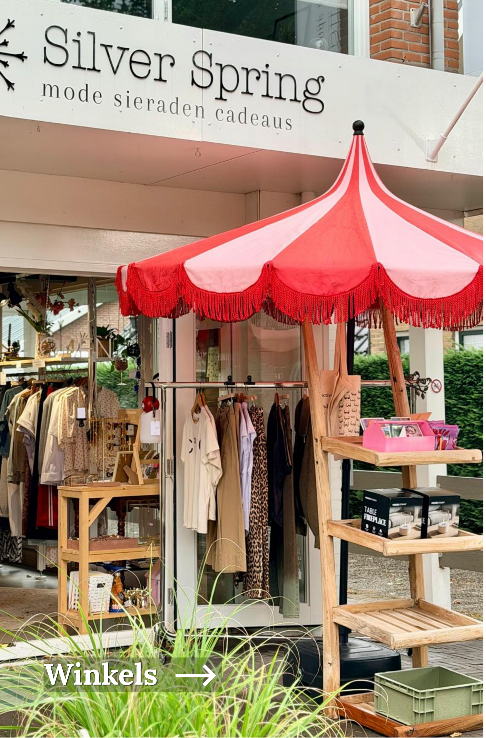 Heerlijk shoppen in Otterlo, of je nu voor een souvenir gaart, kleding of je dagelijkse boodschappen? Je vind het allemaal in het gezellige centrum van Otterlo. 