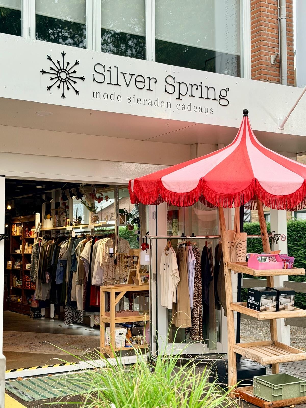 Heerlijk shoppen in Otterlo, of je nu voor een souvenir gaart, kleding of je dagelijkse boodschappen? Je vind het allemaal in het gezellige centrum van Otterlo. 