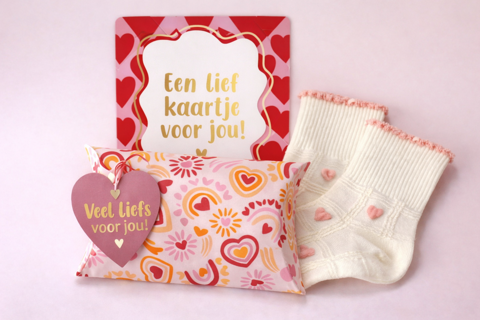Kaartje een lief kaartje voor jou-rufia sokken met roze hartjes-gondeldoosje van kassaplan