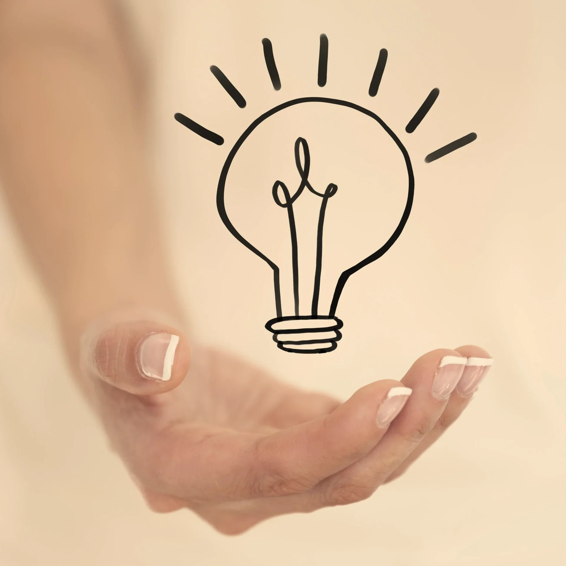 Main tendue soutenant une ampoule allumée, Illustrant les démos voix-off de Pauline Chaix pour des motion design et annonces publicitaires.