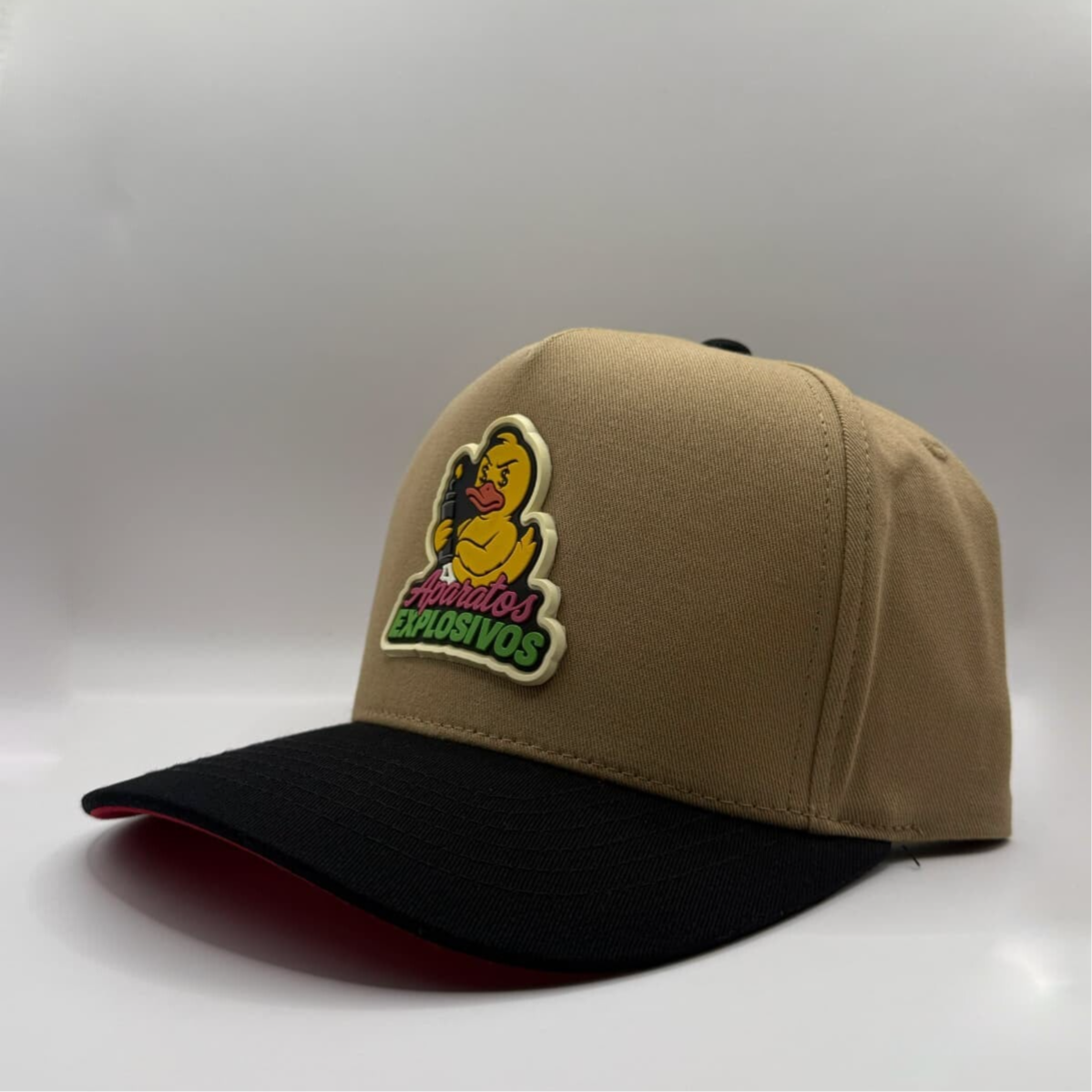 Gorra Aparatos Explosivos Cafe, Negro, Rojo