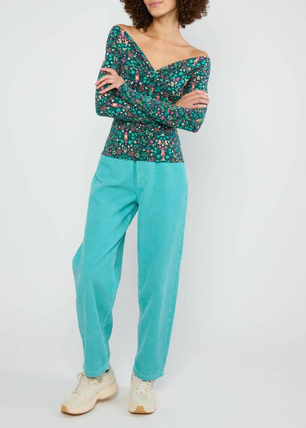 Lovebirds kiss - Magic show stars