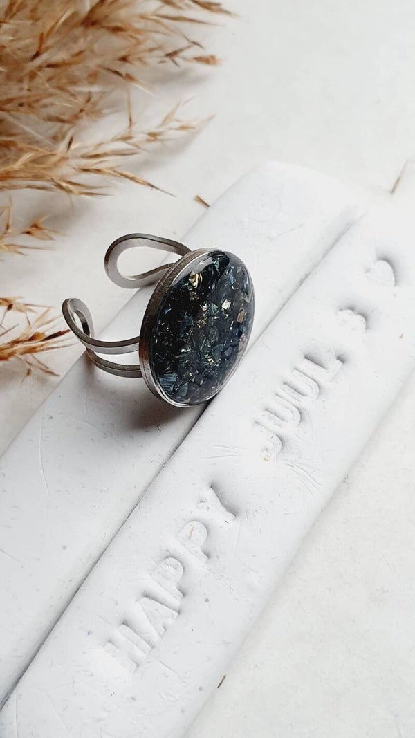 Ring RVS // strass steentjes donkergekleurd