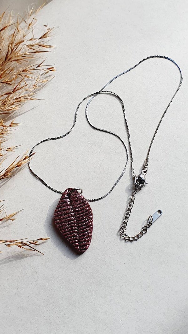 Ketting Loïs // bordeauxrood - glitters