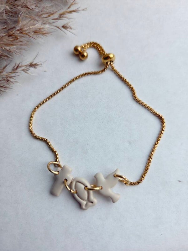 Armband goudkleurig met bedels // saharabeige