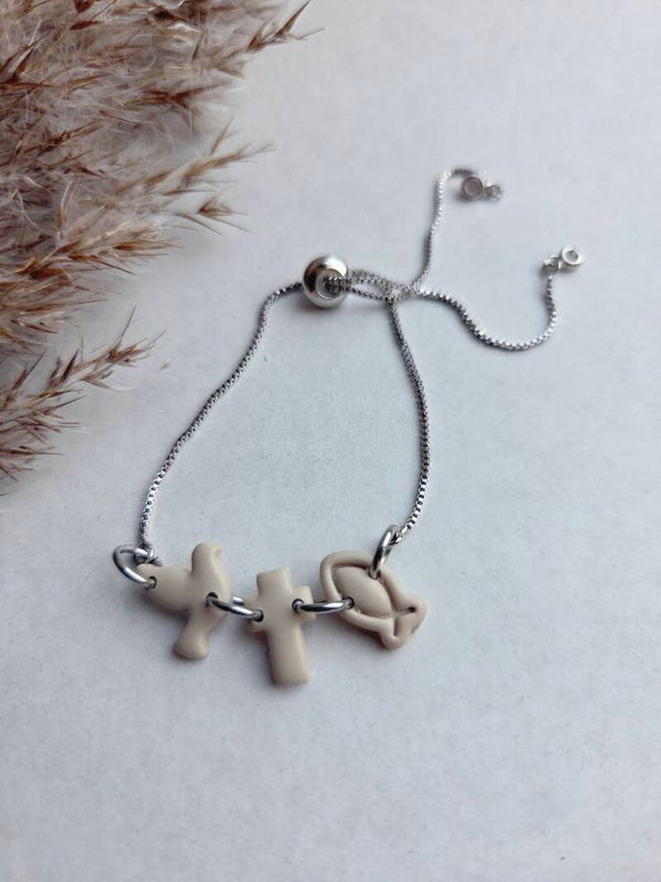Armband zilverkleurig met bedels // saharabeige