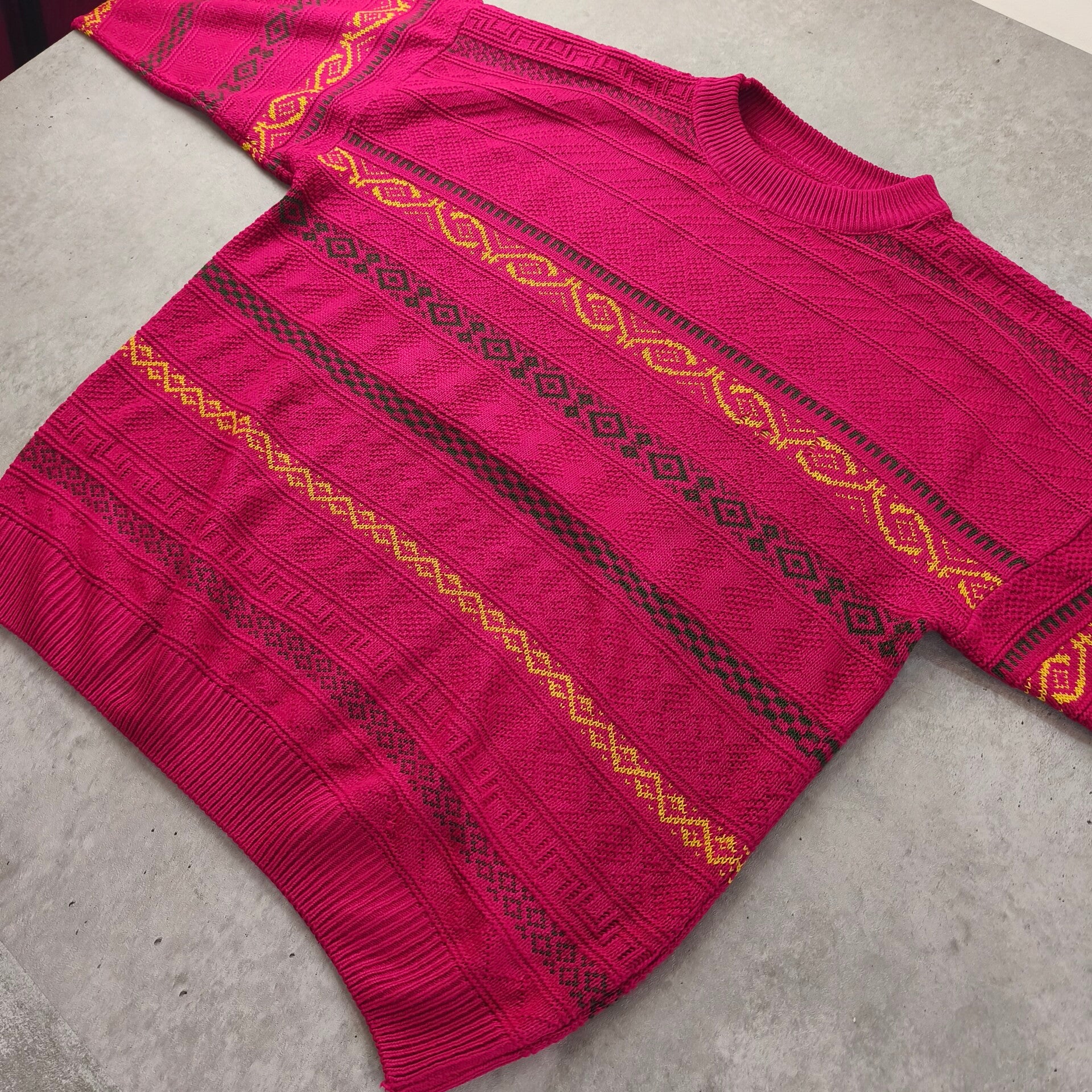 Pull Vintage 80s/90s - Fuchsia & Motifs Géométriques - Taille M/L (Oversize)