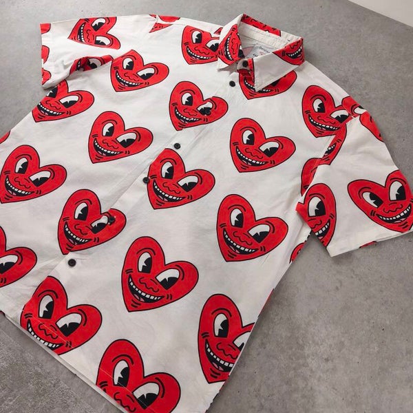 Chemise Bershka x Keith Haring Blanche à Cœurs Rouges - Taille M (Coupe Oversize)