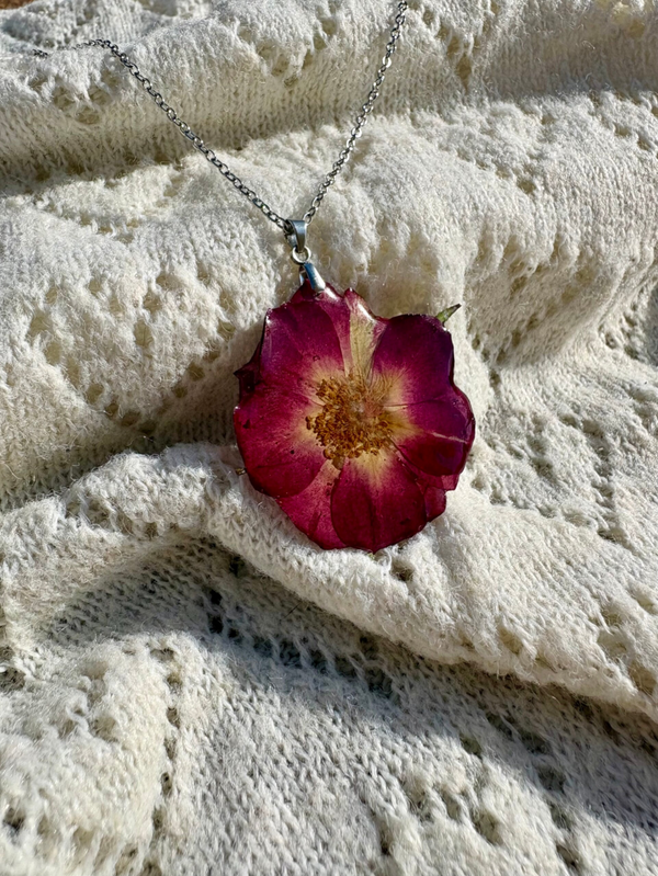 Collar rosa silvestre