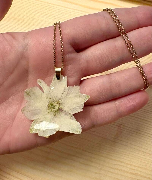Collar flor blanca