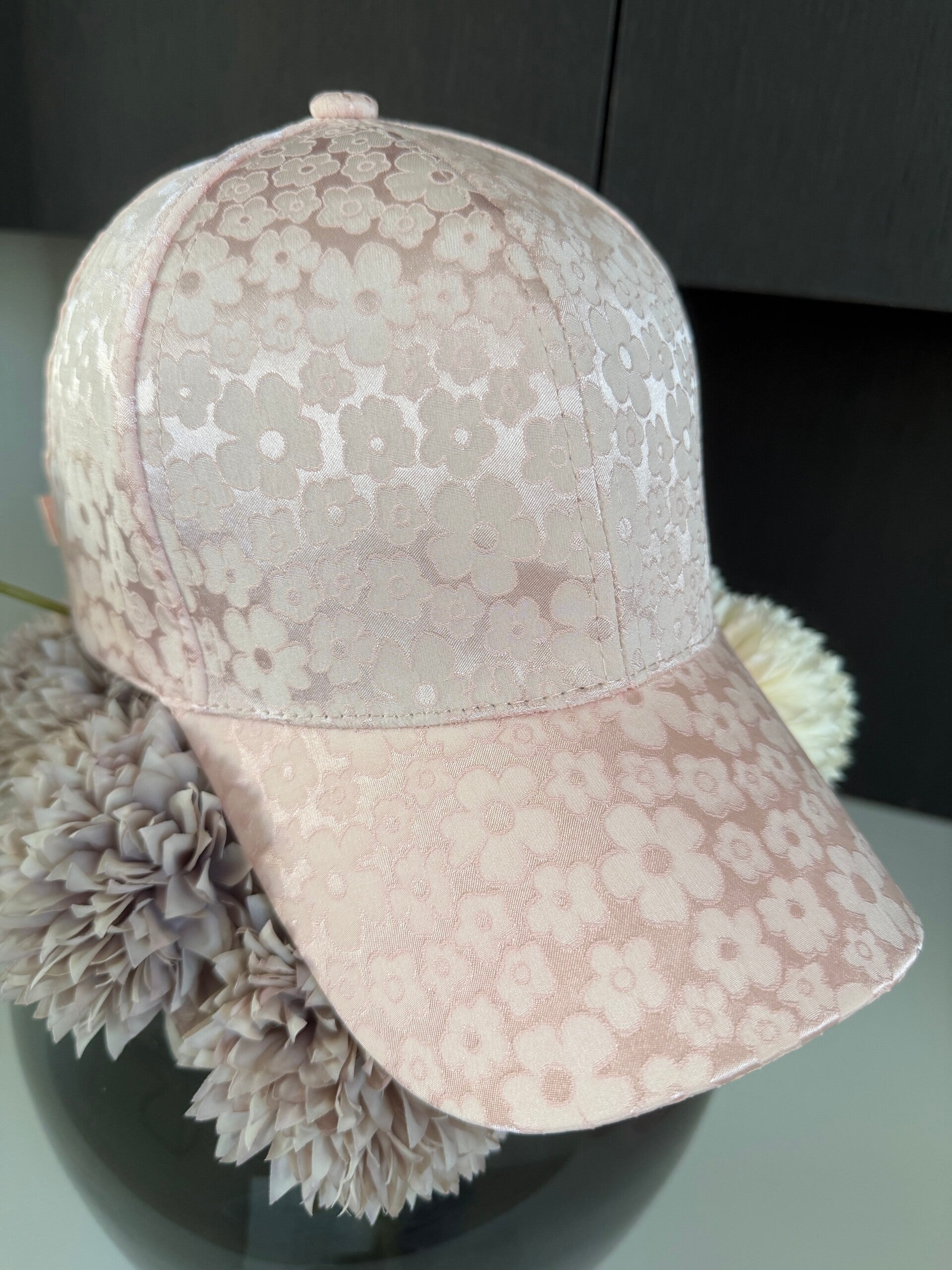 Pet roze