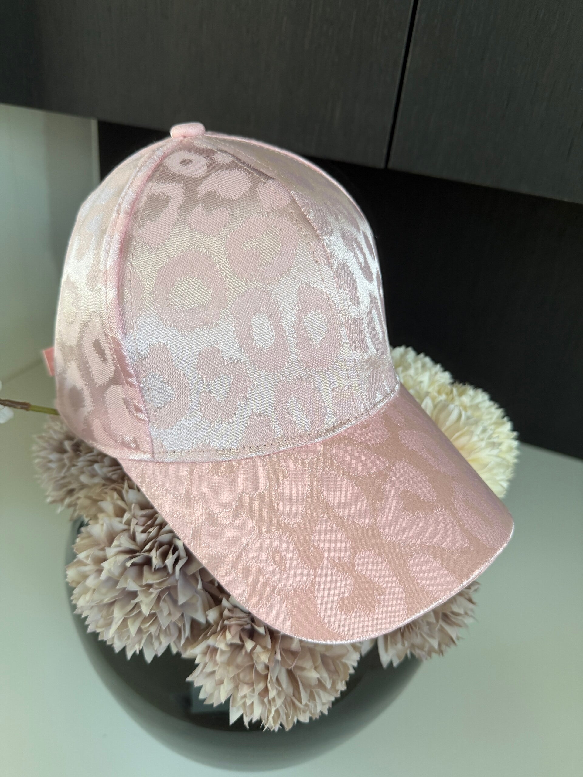 Pet roze