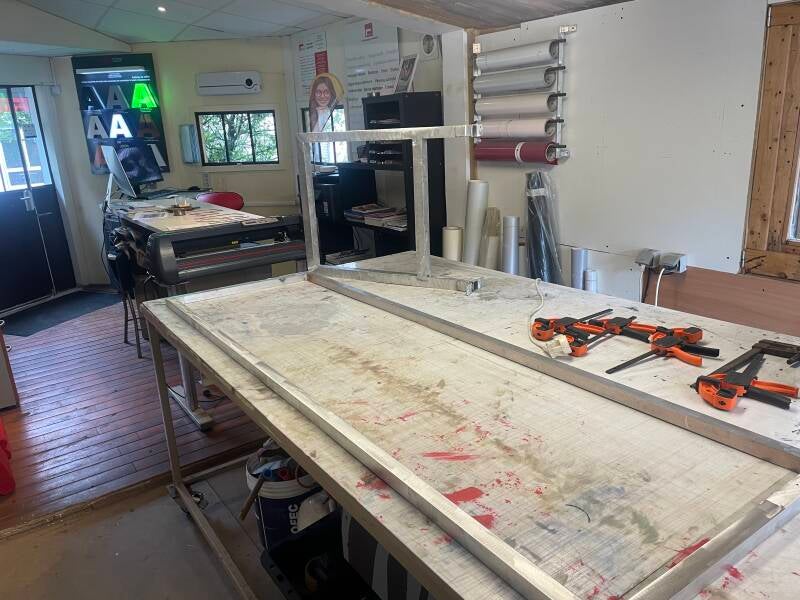 fabrication en atelier d un chassis tube alu pour enseigne Ecuisses