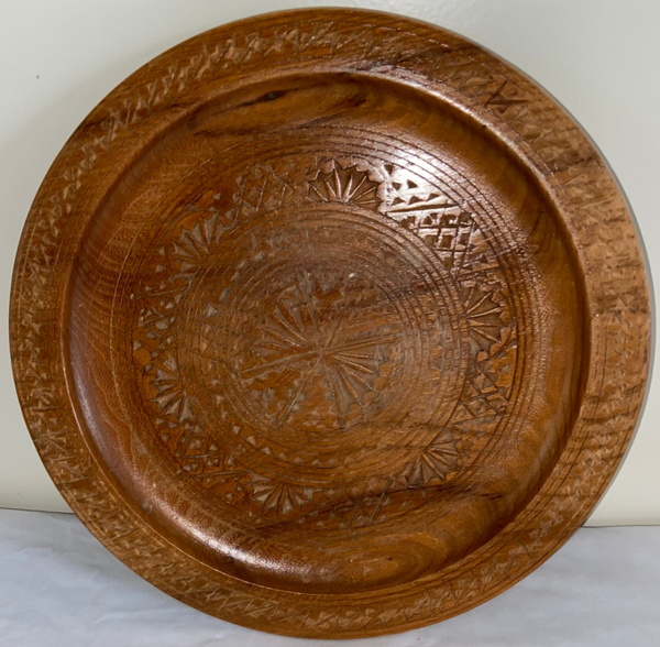 Bord met zeer verfijnd houtsnijkunst