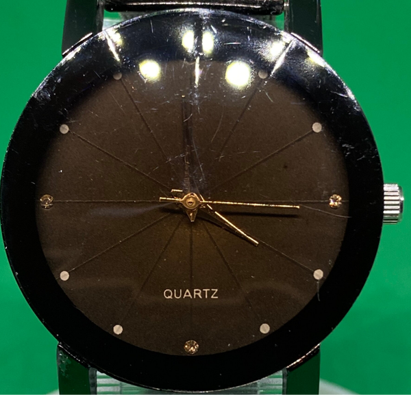 Quartz zwart horloge met geslepen glas
