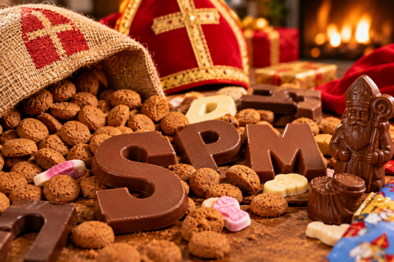 Pepernoten en chocoladeletters cadeau geven met Sinterklaas 2026