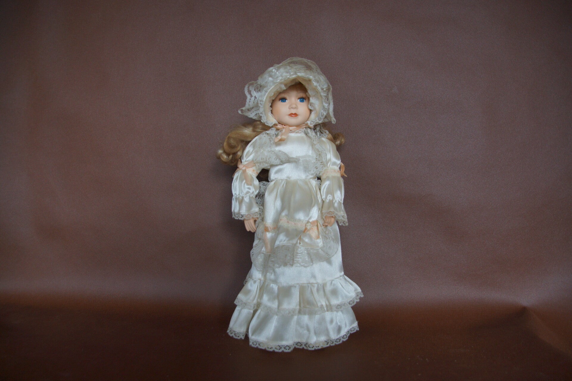 Porseleinen pop / Porcelain doll / Poupée de porcelaine