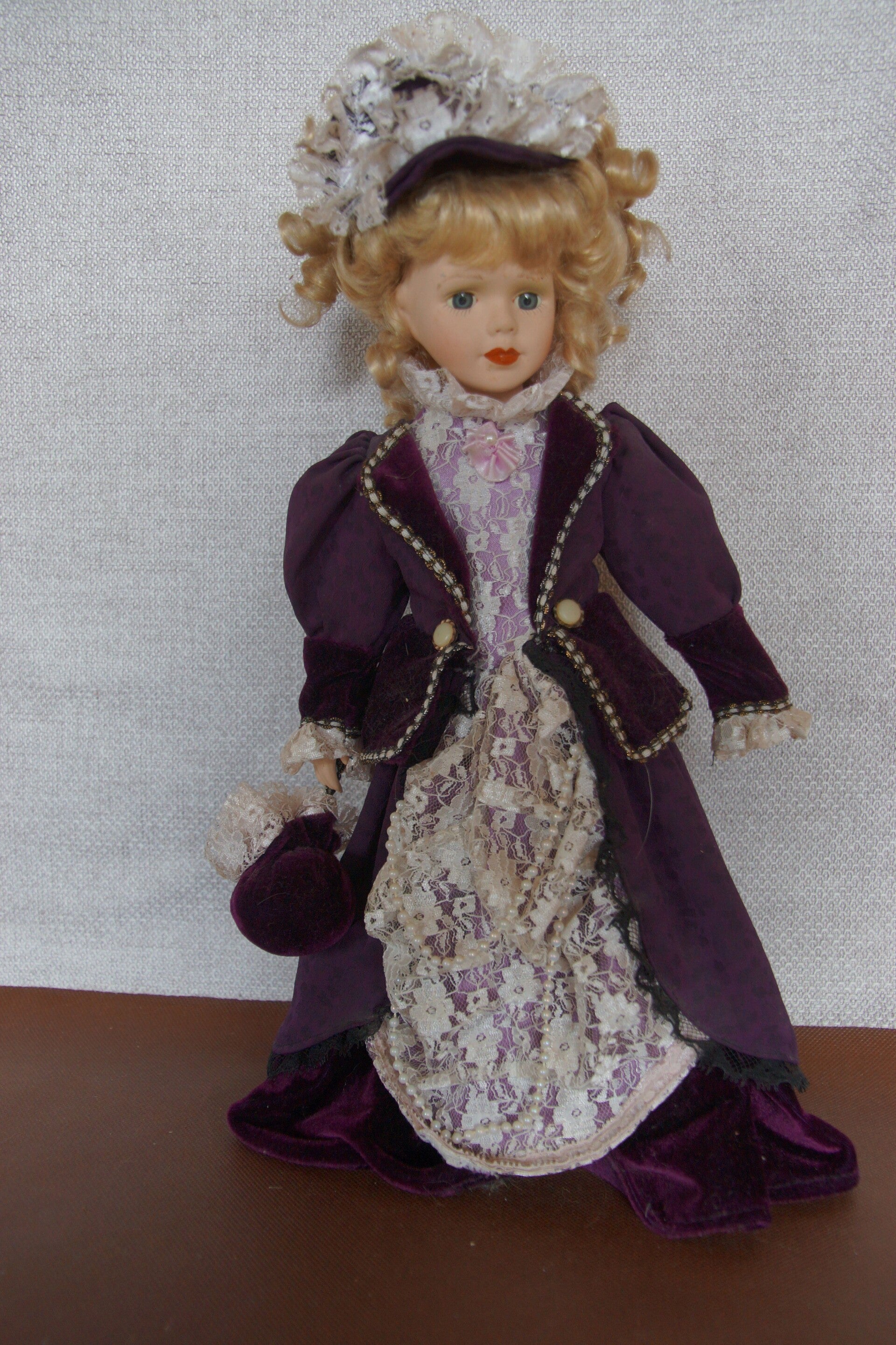Porseleinen pop / Porcelain doll / Poupée de porcelaine vintage